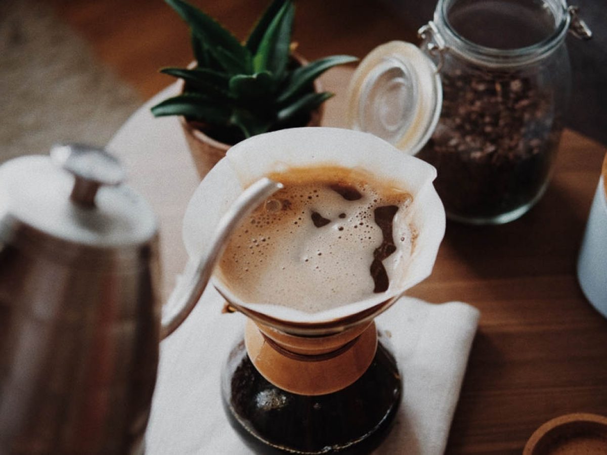 Pour-over demleme, filtre üzerinden damlayan kahve