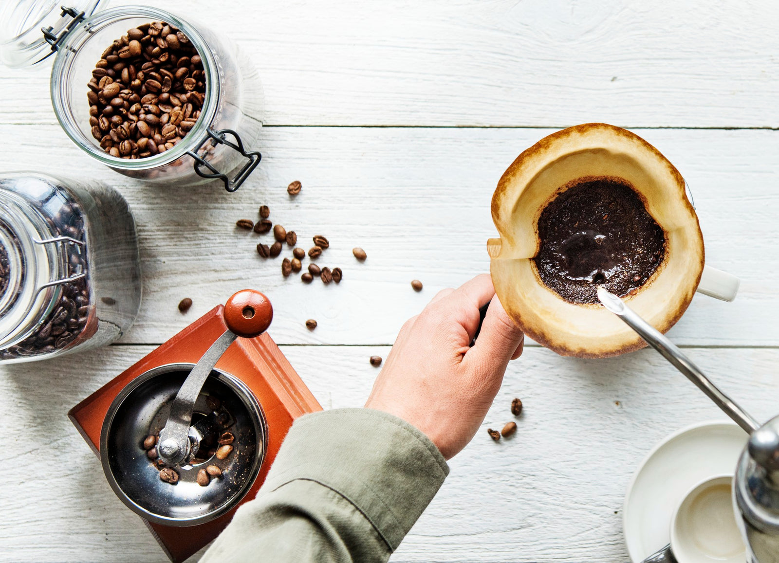 Kahve çekirdekleri, değirmen ve pour-over ekipmanı